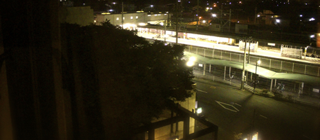 部屋の窓から見える袋井駅